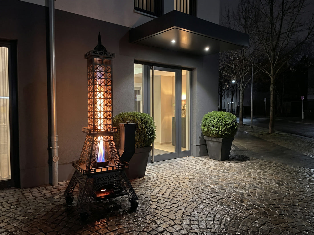 Der Feuerturm neben dem Eingang eines kleinen Hotels bei Nacht