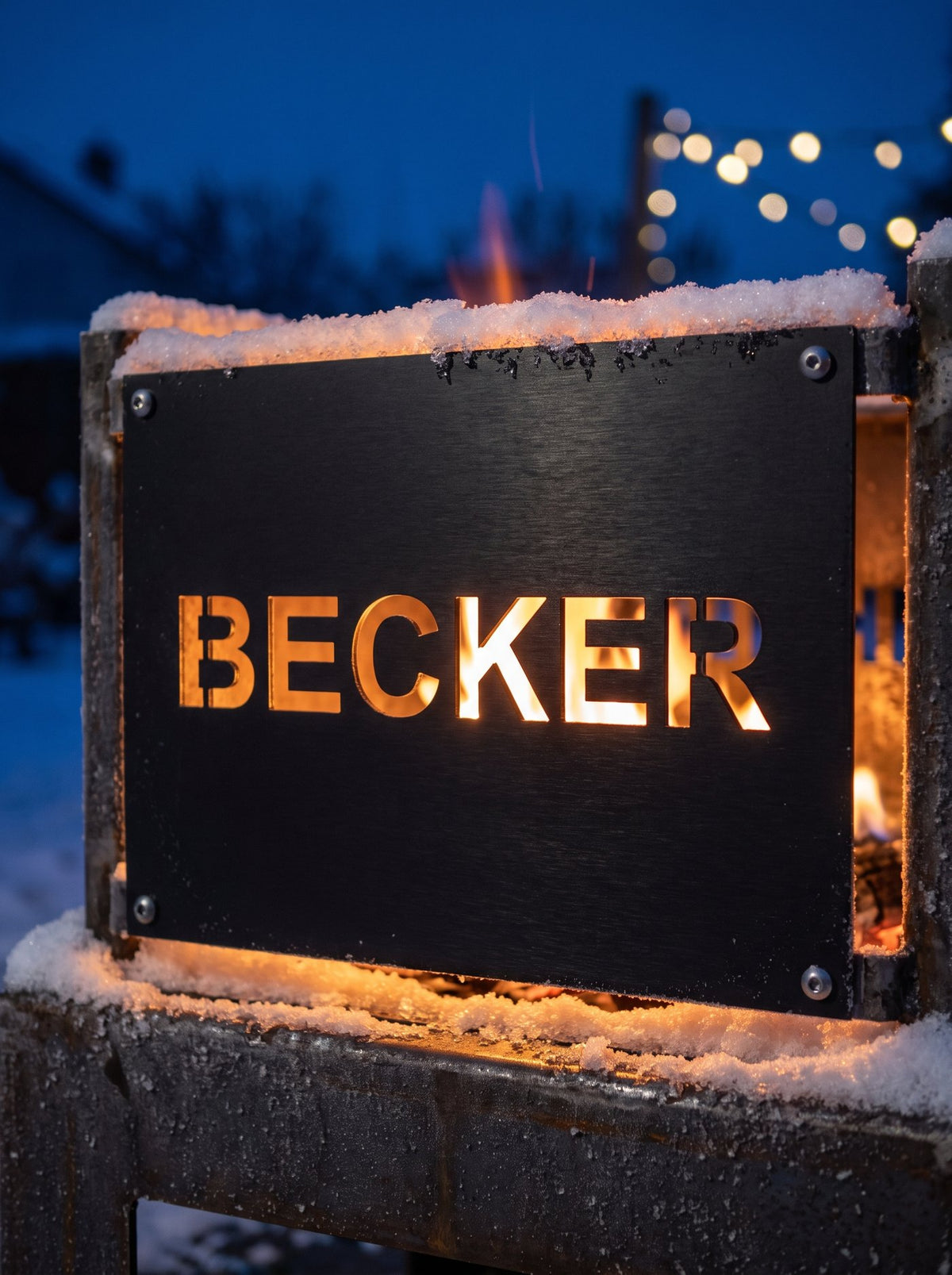 Beispiel einer Lasergravur: ein Name durch den Stahl geschnitten, das Feuer leuchtet durch die Buchstaben