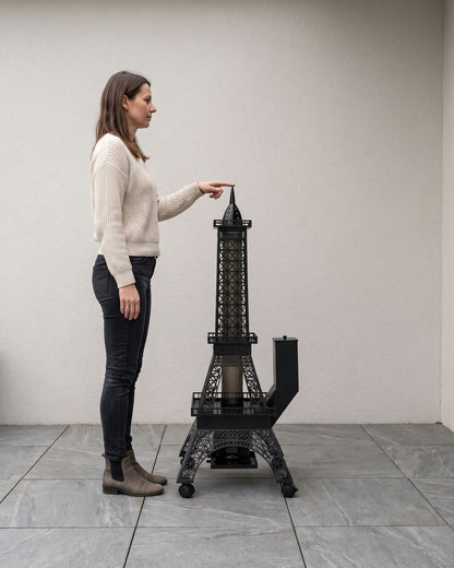 Groessenvergleich: der Turm reicht einer stehenden Frau bis zur Huefte