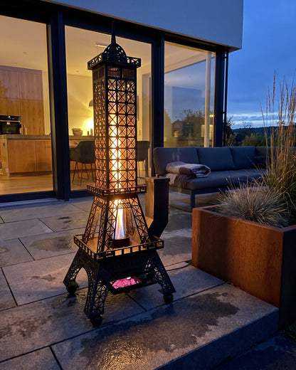 Der Feuerturm brennt auf einer Terrasse in der blauen Stunde