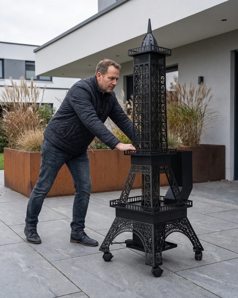 Der Feuerturm wird auf seinen Rollen an seinen Platz geschoben