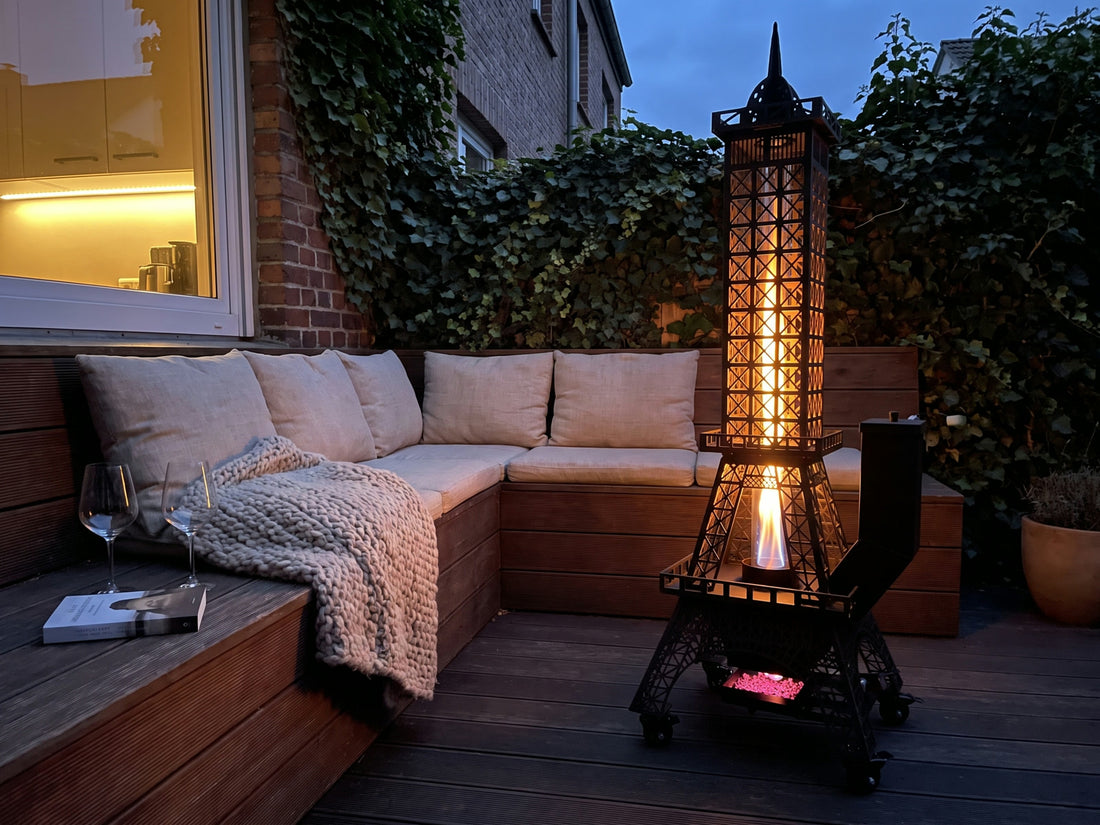 Der Feuerturm auf einer kleinen privaten Terrasse am Abend